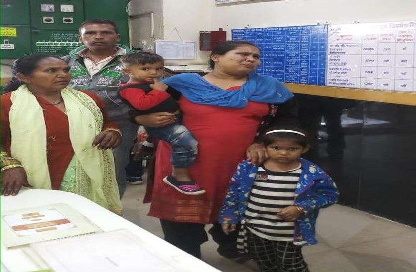 4 year old daughter was crying at railway station 4 वर्ष की बेटी बिलख रही थी रेलवे स्टेशन पर, फिर हुआ यह...