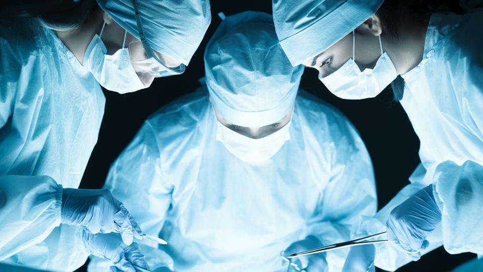 medical-team-performing-operation_6b91e128-22f0-11e9-a07d-d8ccc3ad85d5.jpg