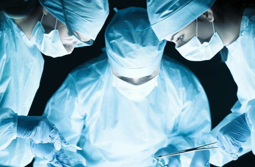 medical-team-performing-operation_6b91e128-22f0-11e9-a07d-d8ccc3ad85d5.jpg महिला के पेट में हो रहा था दर्द, जब डॉक्टरों ने किया जांच तो निकला डेढ़ किलो का सिष्ट