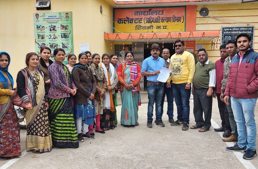 seoni पांच महीने से नहीं मिला वेतन, फिर भी सम्मान के लिए जुटा रहे धन