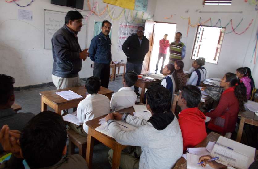 बोर्ड परीक्षा का रिजल्ट सुधारने हो रही ऐसी-ऐसी कोशिश... बोर्ड परीक्षा का रिजल्ट सुधारने हो रही ऐसी-ऐसी कोशिश...