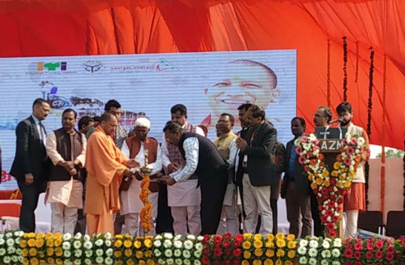 यूपी में हर माह युवाओं को मिलेंगे 2500 रुपये यूपी में हर माह युवाओं को मिलेंगे 2500 रुपये