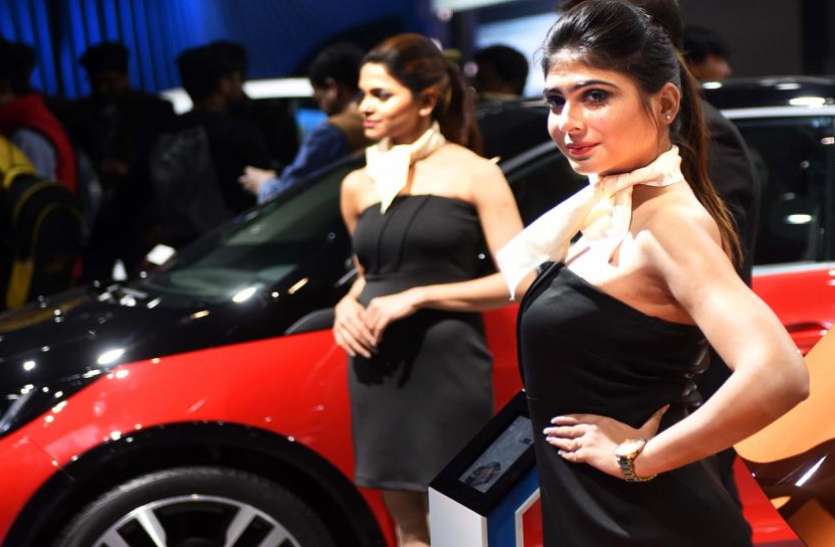 Auto Expo 2020 Models Salary Auto Expo 2020: गाड़ियों के सामने खड़े होने वाले मॉडल्स की हकीकत, घंटो खड़े रहने के लिए मिलते हैं केवल 3 से 4 हजार रुपए