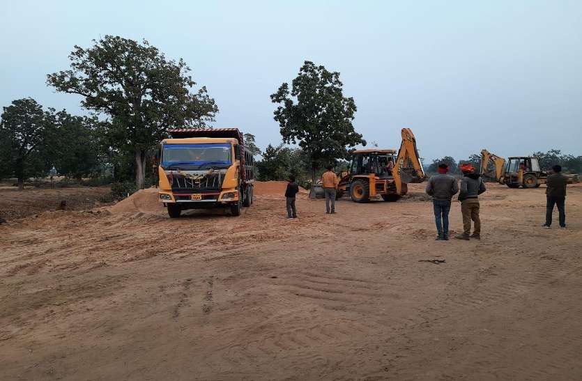 illigal mining बेखौफ रेत माफिया, शहर से गुजरते हैं अवैध रेत लोड वाहन