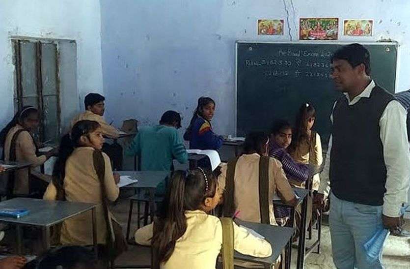 विद्यार्थियों से पूछे सवाल, जांचा शिक्षा स्तर विद्यार्थियों से पूछे सवाल, जांचा शिक्षा स्तर