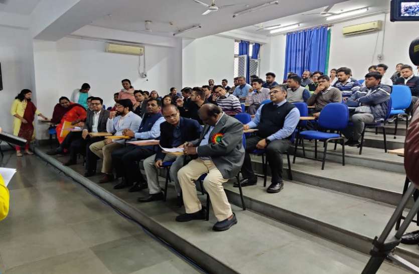 इंप्लांट की तकनीक और मशीनों की बारीकियों की दी जानकारी इंप्लांट की तकनीक और मशीनों की बारीकियों की दी जानकारी