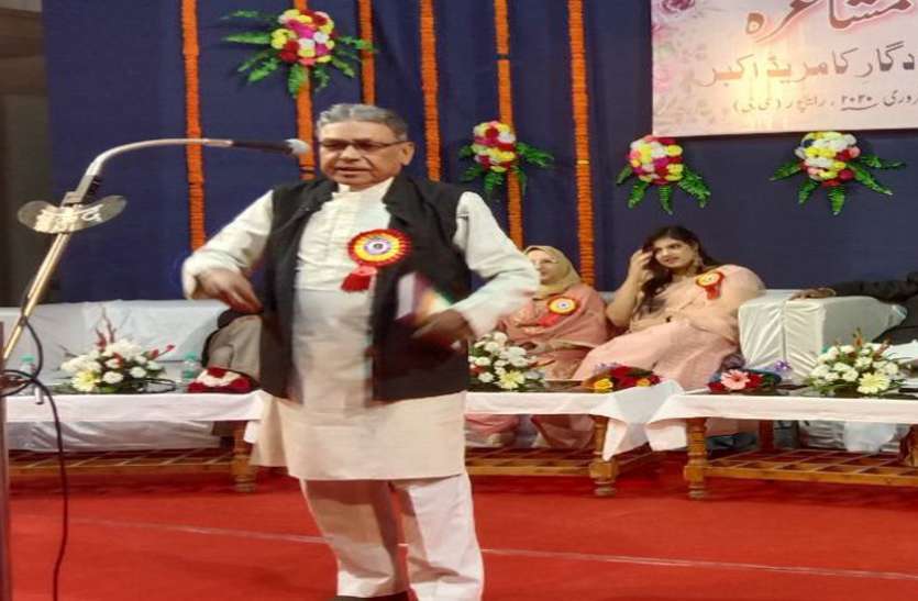 कश्तियां डूब रही हैं यहां एक-एक करके, और हम खुश हैं कि पतवार संभाले हुए कश्तियां डूब रही हैं यहां एक-एक करके, और हम खुश हैं कि पतवार संभाले हुए