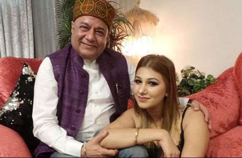 Big Boss Fame Bhajan Singer Anup Jalota And Jasleen Matharu Latest New -  Big Boss में हिस्सा ले चुके भजन सम्राट अनूप जलोटा ने जसलीन मथारू के बारे  में कह दी ये