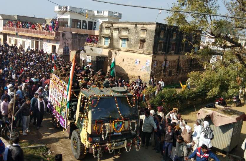 आजादी के तरानों के बीच नम आंखों से विदाई आजादी के तरानों के बीच नम आंखों से विदाई
