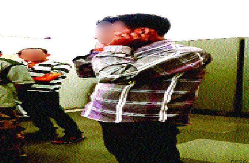 भरे कोर्ट में पति ने कान पकड़कर लगाई उठक-बैठक और मांगी माफी, तब जा कर मानी 5 साल से रूठी पत्नी भरे कोर्ट में पति ने कान पकड़कर लगाई उठक-बैठक और मांगी माफी, तब जा कर मानी 5 साल से रूठी पत्नी