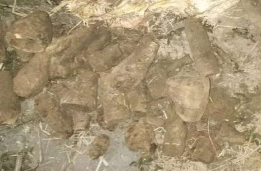 प्लॉट की खुदाई में मिले बम और रॉकेट लांचर के खोल प्लॉट की खुदाई में मिले बम और रॉकेट लांचर के खोल