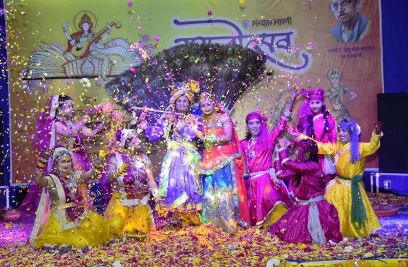 Holi of Vandavan flowers played in Khandwa आम्रकुंज में बिखरी वंदावन के फूलों की होली की छठा....