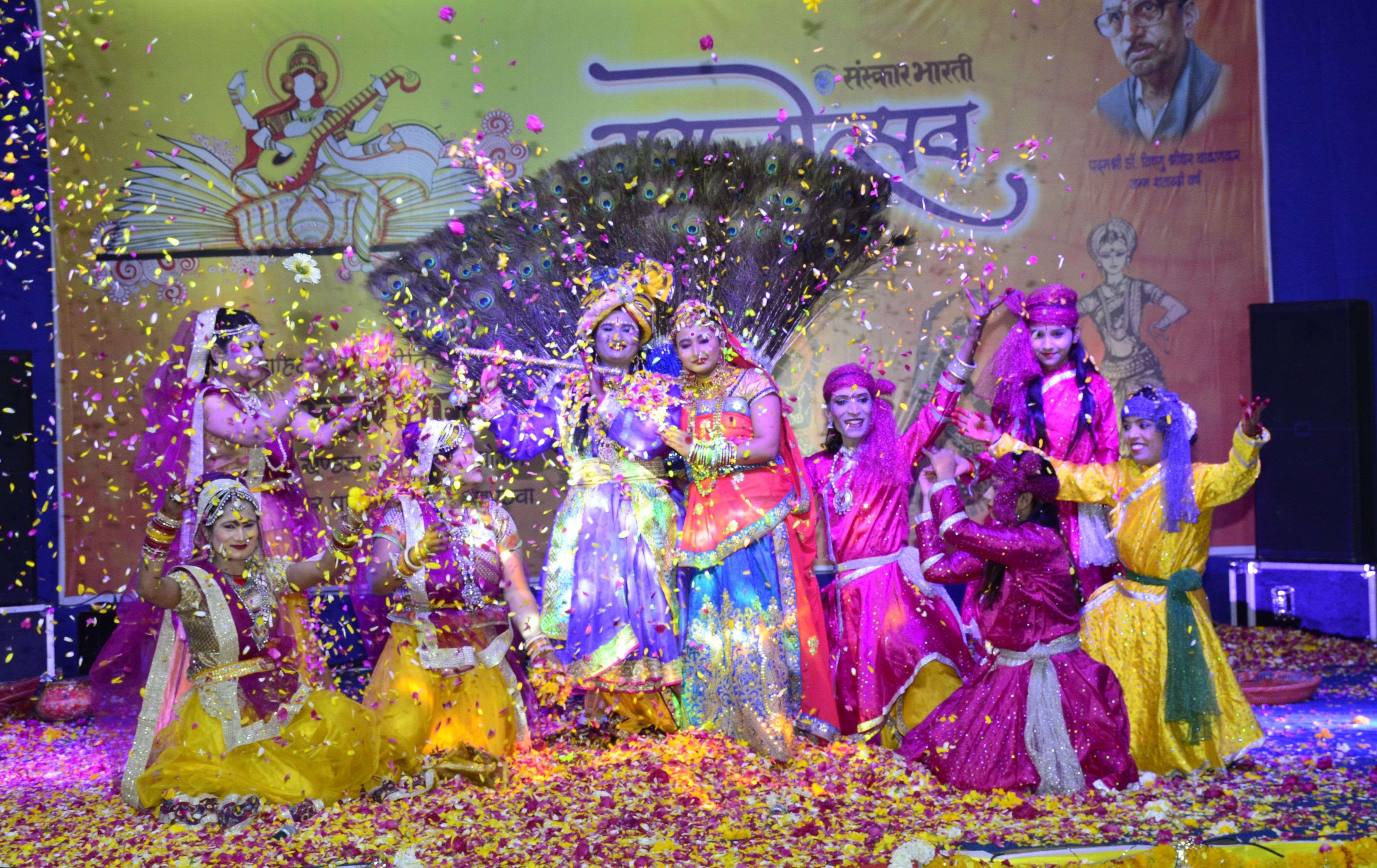 Holi of Vandavan flowers played in Khandwa