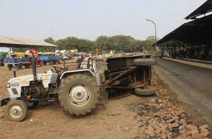 Trolley overturns in agricultural produce market Khandwa अनाज मंडी में कपास से भरी ट्रॉली पलटी, बड़ा हादसा टला
