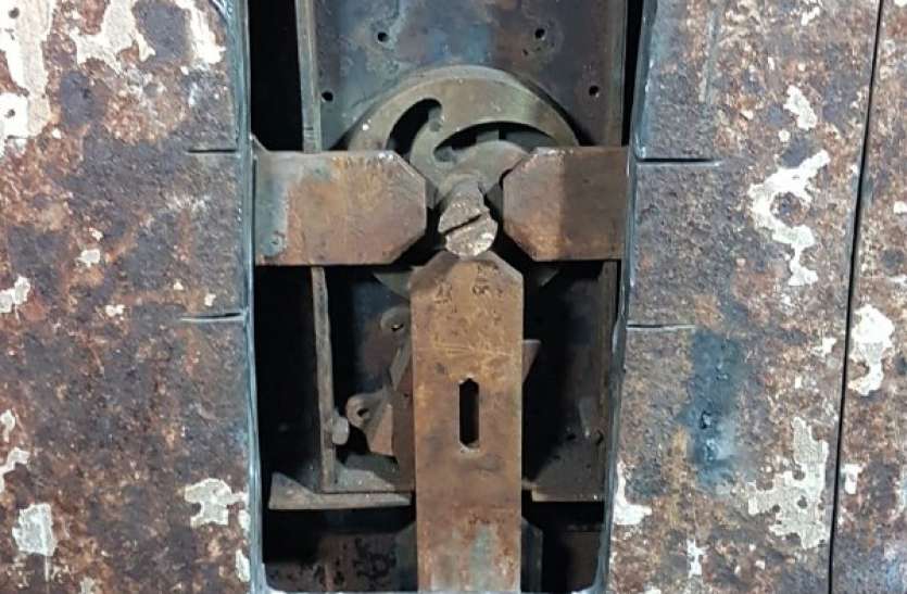 nawab.jpg Rampur: नवाब की इस तिजोरी पर नहीं होगा बम का असर, अब तक नहीं तोड़ पाए कारीगर