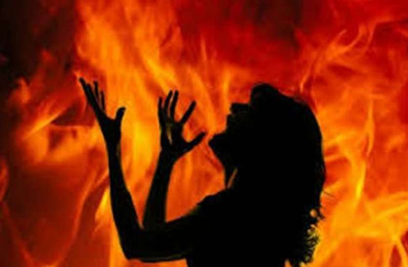 woman-burnt-alive.jpg शर्मनाकः तीन तलाक देने के बाद पत्नी को जिंदा जलाया