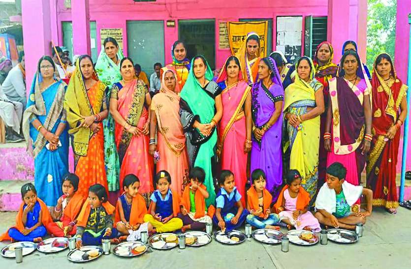 बेटियों पर हो रहे अत्याचार रोकने, देवरी की सरपंच नेम बाई ने नौ कन्या का पूजन कर संभाली सरपंच की कुर्सी बेटियों पर हो रहे अत्याचार रोकने, देवरी की सरपंच नेम बाई ने नौ कन्या का पूजन कर संभाली सरपंच की कुर्सी
