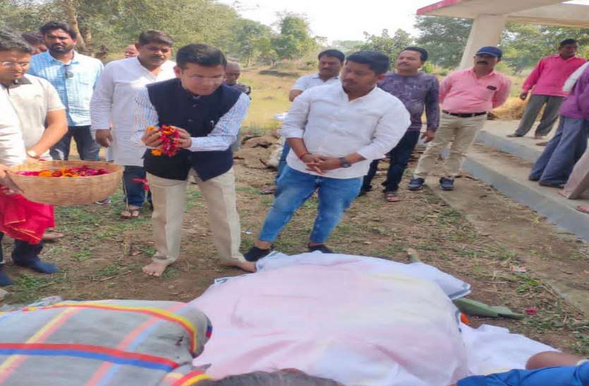 महिला बाल विकास मंत्री अनिला भेडिय़ा की माता का निधन, श्रद्धांजलि देने गृहग्राम पहुंचे PCC चीफ मोहन मरकाम