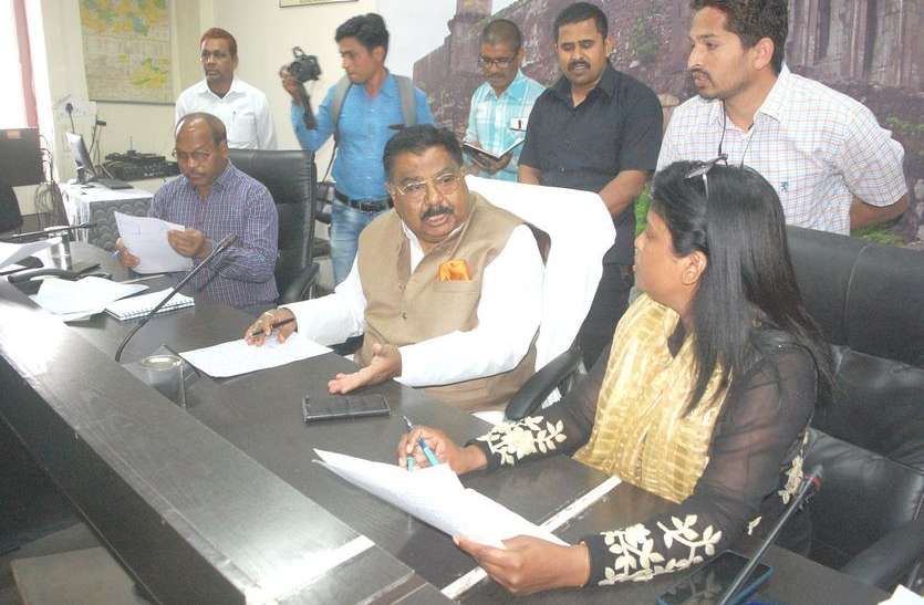 Public hearing in Collectorate Legislator action- जनसुनवाई में 9 विभागों के अनुपस्थित अधिकारियों को कारण बताओ नोटिस