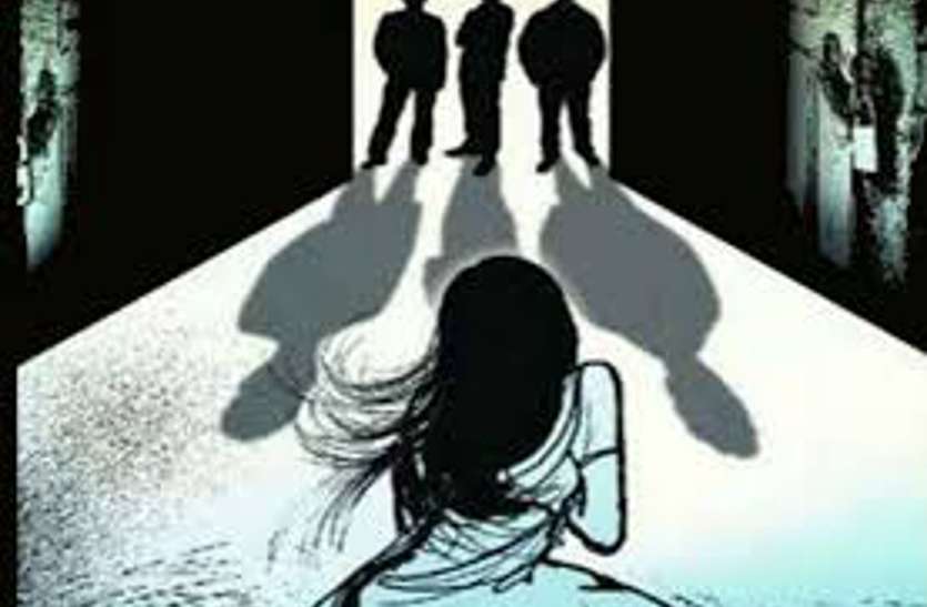 घर में सो रही विधवा को उठाकर ले गए 3 युवक, फिर किया सामूहिक बलात्कार, बेटी और दामाद को पीटा घर में सो रही विधवा को उठाकर ले गए 3 युवक, फिर किया सामूहिक बलात्कार, बेटी और दामाद को पीटा