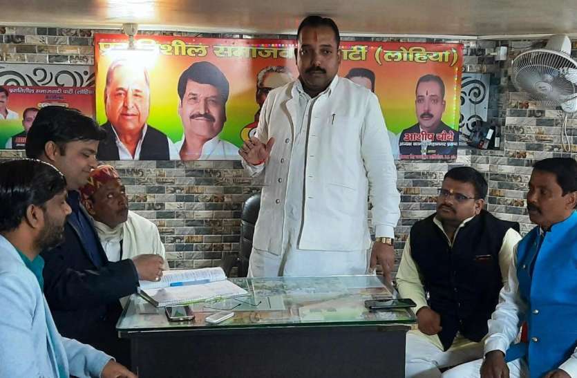 आप की जीत पर प्रसपा नेताओं ने बांटी मिठाई, दिल्ली में बीजेपी के साथ हारे सीएम योगी आप की जीत पर प्रसपा नेताओं ने बांटी मिठाई, दिल्ली में बीजेपी के साथ हारे सीएम योगी