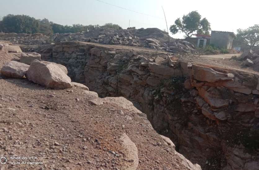 Poured limestone for the bridge and it was finished आठ सालों में नहर पर नहीं हो सका पुल और पुलिया का निर्माण, एक दर्जन गांव के लोग हो रहे प्रभावित