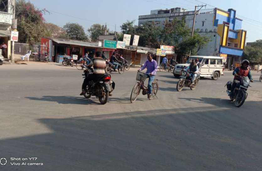 Speed breakers should be installed at these places वाहनों की रफ्तार रोकने के लिए नहीं है तिराहों पर स्पीड ब्रेकर