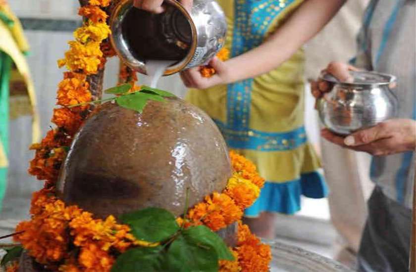 महाशिवरात्रि पर ये 10 अभिषेक करने से तुरंत प्रसन्न हो जाते हैं महादेव