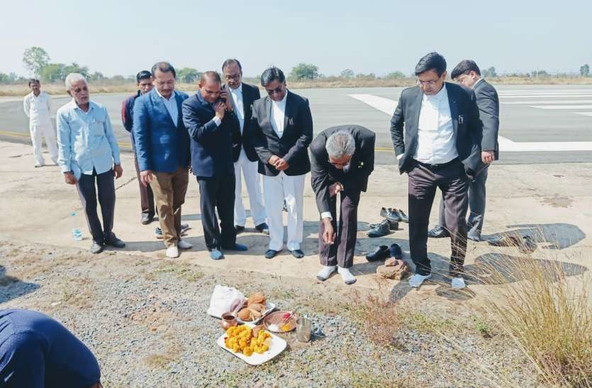 चकरभाठा एयरपोर्ट को 3 सी बनाने हाईकोर्ट के एजी वर्मा ने किया निर्माण कार्य का शुभारंभ चकरभाठा एयरपोर्ट में तीन माह नहीं उतर सकेगी चार्टर प्लेन,प्रतिबंध लागू हुआ