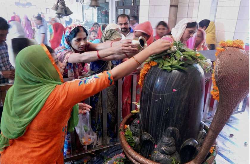 महाशिवरात्रि पर ये 10 अभिषेक करने से तुरंत प्रसन्न हो जाते हैं महादेव