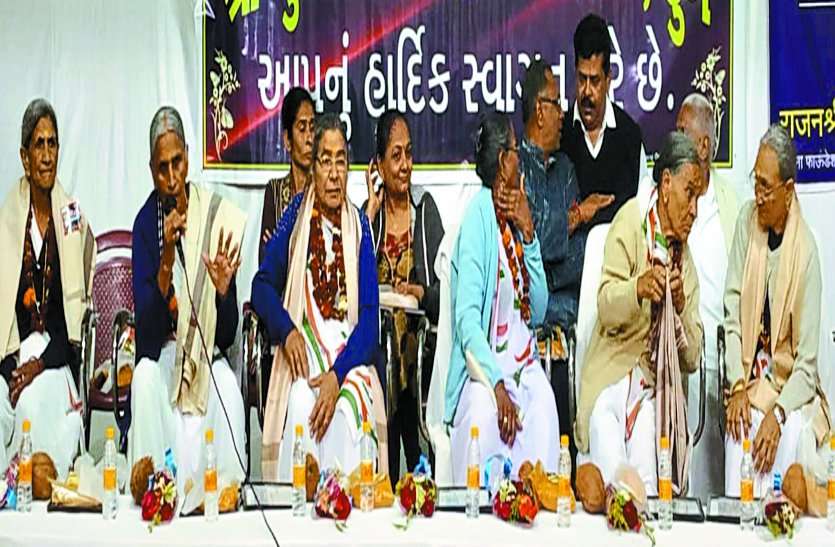 ये हैं भारत-पाकिस्तान युद्ध के दौरान ध्वस्त एरोड्रम को श्रमदान से भारतीय वायुसेना के लिए बनाने वाली भुज की वीरांगनाएं, जानिए कैसे किया ये कमाल ये हैं भारत-पाकिस्तान युद्ध के दौरान ध्वस्त एरोड्रम को श्रमदान से भारतीय वायुसेना के लिए बनाने वाली भुज की वीरांगनाएं, जानिए कैसे किया ये कमाल
