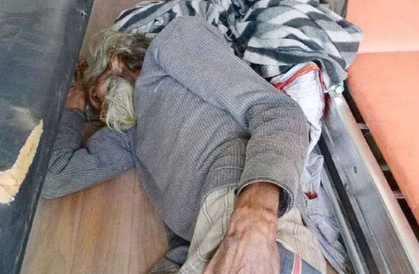 कोटा एमबीएस अस्पताल का मामला एक घंटे तक एंबुलेंस में पड़ा रहा लावारिस बुजुर्ग