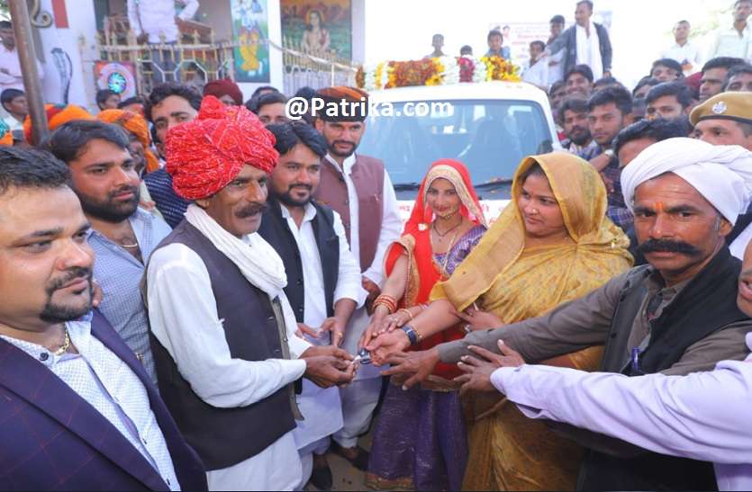 लोगों की परेशानी देख भामाशाह ने शुरू की एंबुलेंस लोगों की परेशानी देख, पिता की पुण्यतिथि पर कर दी नि:शुल्क एम्बुलेंस सेवा शुरू