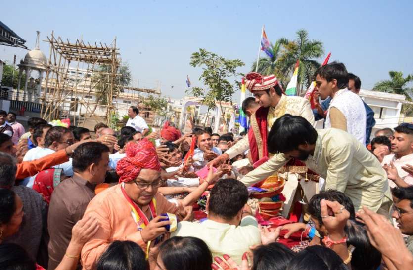 मुमुक्षु दर्शन ने खुले हाथों से बांटा धन मुमुक्षु दर्शन ने खुले हाथों से बांटा धन