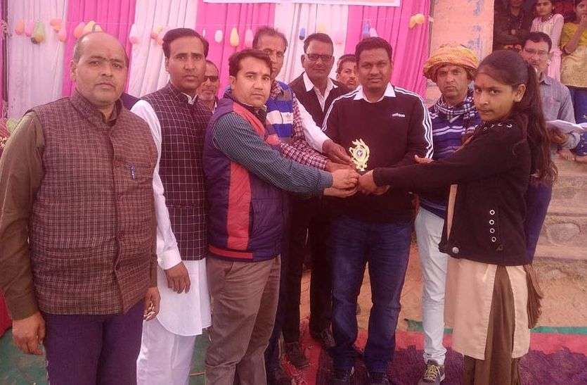 प्रतिभाओं को किया सम्मानित प्रतिभाओं को किया सम्मानित