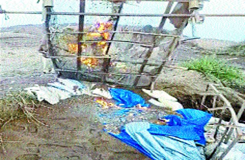 रेत माफिया ने पुलिस और खनिज विभाग के अमले को 25 किमी तक खदेड़ा रेत माफिया ने पुलिस और खनिज विभाग के अमले को 25 किमी तक खदेड़ा