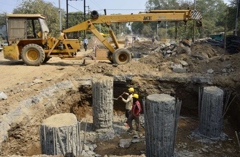 construction of over 40.4 crore overbridge in teen puliya khandwa तीन पुलिया फ्लाइओवर का धीमी गति से चल रहा कार्य, दो साल में बनना मुश्किल
