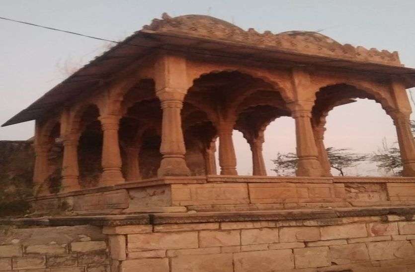 जर्जर अवस्था में खंवर गांव की छतरियां। संरक्षण के अभाव में विरासत धूमिल