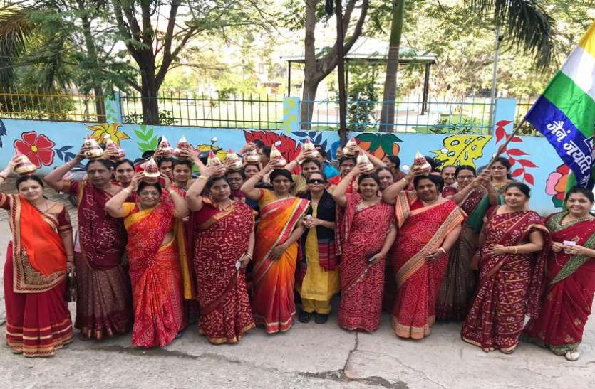 धीरज मुनि की अगुवानी में निकाली कलशयात्रा धीरज मुनि की अगुवानी में निकाली कलशयात्रा