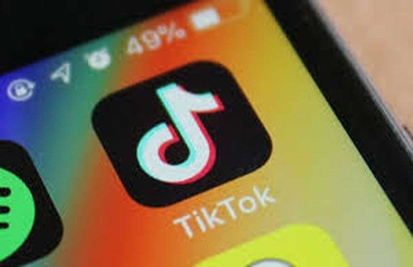टिकटॉक वीडियो बनाते हुआ हादसा, युवक पहुंच गया अस्पताल