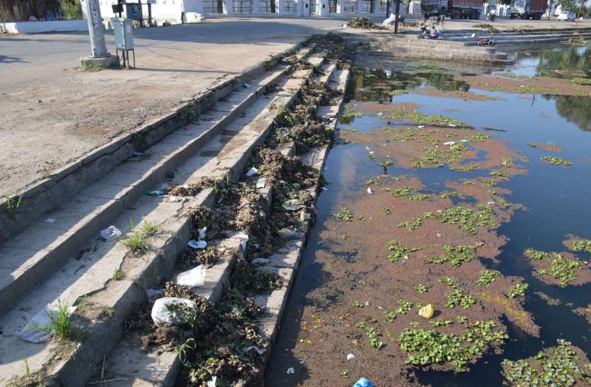 The demarcation of Futera pond was reduced to paperwork कागजी कार्रवाई में सिमट कर रहा गया फुटेरा तालाब का सीमांकन