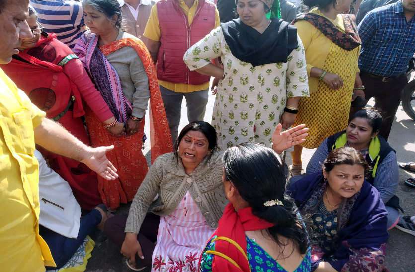 a2.jpg छह कियोस्क में लगी आग, मुआवजा की मांग पर प्रदर्शन, पुलिस ने किया लाठी चार्ज, दो घायल