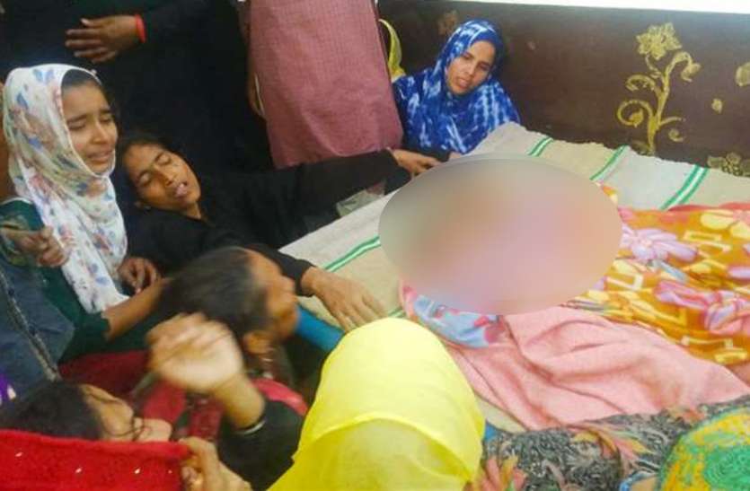 amroha_1.jpg घर में तीन मौत से मचा कोहराम, नग्न अवस्था में मृत मिली महिला तो डबल बेड में मिले दो बच्चों के शव