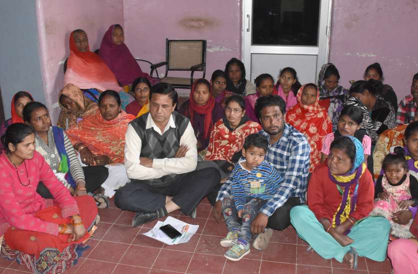 bikaner nagar nigam - शौचालय की हालत खराब, धरने पर बैठी महिलाएं