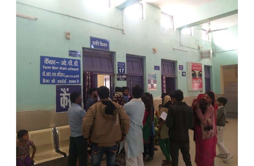 Three thousand patients suffering from seasonal disease arrived in the district hospital in fifteen days बदलते मौसम, उड़ती धूल से बिगड़ रहा स्वास्थ्य, बीमारियों से घबराकर अस्पताल पहुंच रहे मरीज