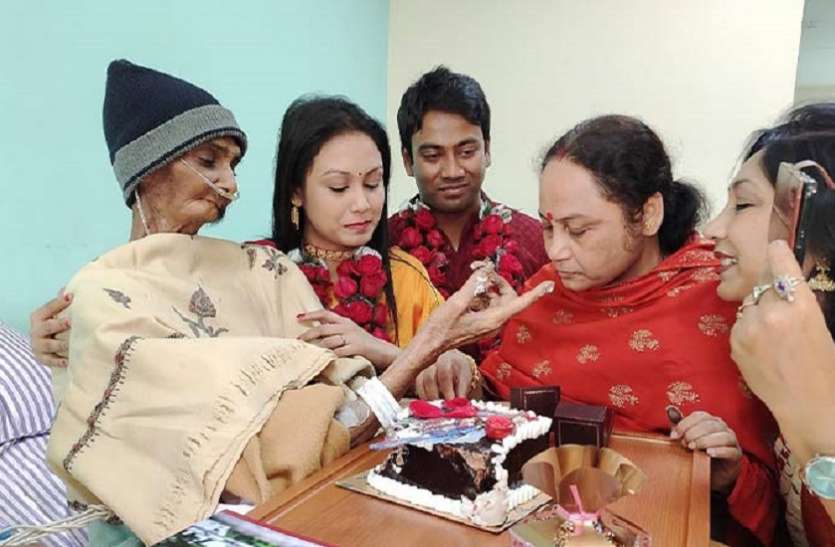 मरणासन्न पिता ने अस्पताल में ही किया इकलौती बेटी का कन्यादान मरणासन्न पिता ने अस्पताल में ही किया इकलौती बेटी का कन्यादान