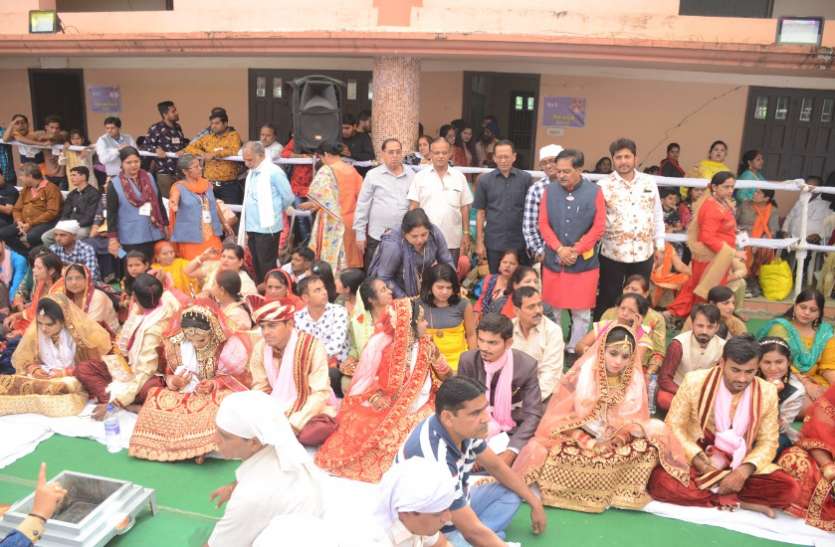 9 जोड़े दाम्पत्य सूत्र में बंधे, 47 का जनेऊ व 2 बच्चों का मुंडन संस्कार 9 जोड़े दाम्पत्य सूत्र में बंधे, 47 का जनेऊ व 2 बच्चों का मुंडन संस्कार