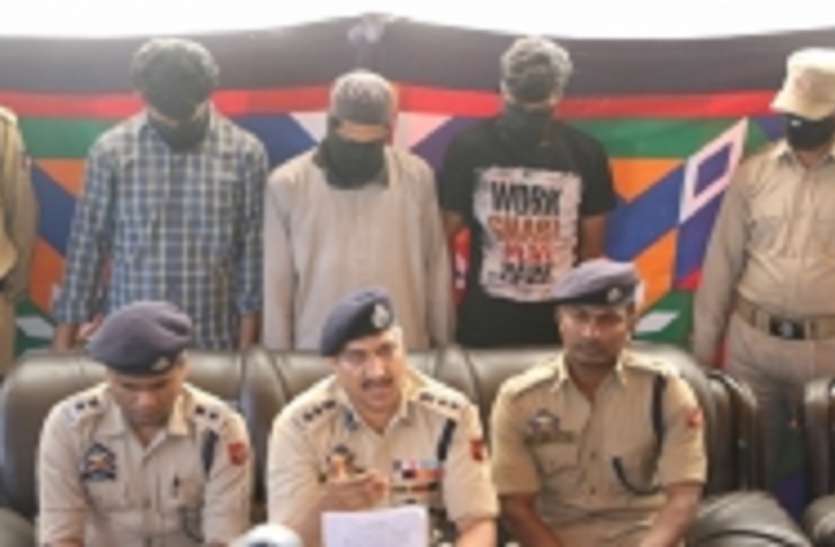 जम्मू-कश्मीर पुलिस ने तीन संदिग्ध आतंकियों को किया गिरफ्तार जम्मू-कश्मीर पुलिस ने तीन संदिग्ध आतंकियों को किया गिरफ्तार