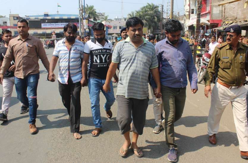 khandwa police took out a procession of bookies सट्टा खाईबाल सहित छह सटोरियों का पुलिस ने निकाला जुलूस