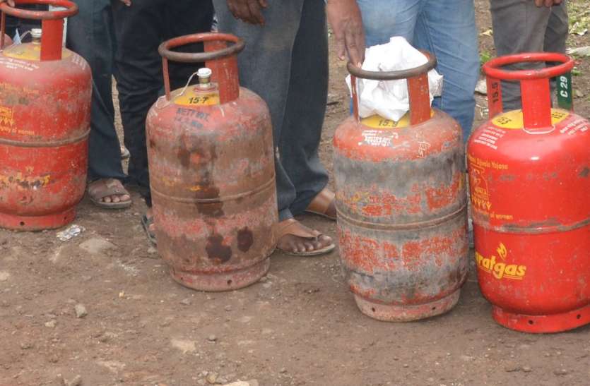 सब्सीडी वाले सिलेंडर पर 150 रुपये की बढ़ोत्तरी, अब 900 में मिलेगा सिलेंडर सब्सीडी वाले सिलेंडर पर 150 रुपये की बढ़ोत्तरी, अब 900 में मिलेगा सिलेंडर